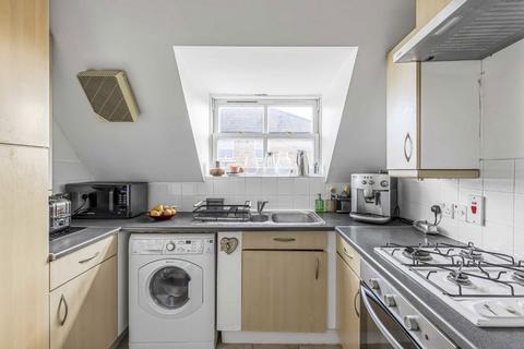 2 bedroom flat for sale, Creswick Road, London W3