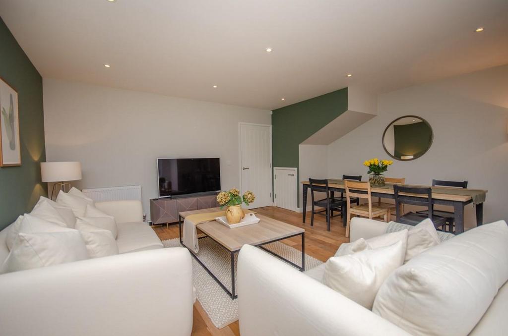 Living room pic 3.jpg