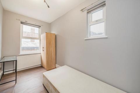 Studio to rent, Fulham Broadway, London SW6