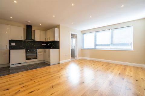 Studio to rent, Park House, Seven Sisters Road, Finsbury Park, N4