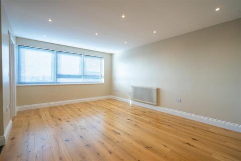 Studio to rent, Park House, Seven Sisters Road, Finsbury Park, N4