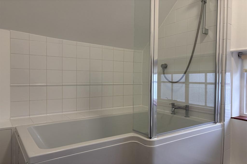 Bathroom (Main)