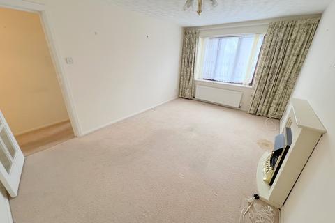 1 bedroom flat for sale, Lymington Road, New Milton, Hampshire. BH25 6PZ