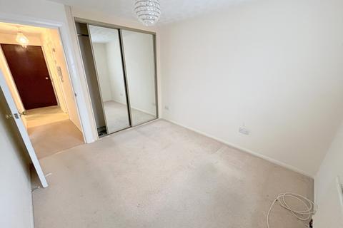 1 bedroom flat for sale, Lymington Road, New Milton, Hampshire. BH25 6PZ