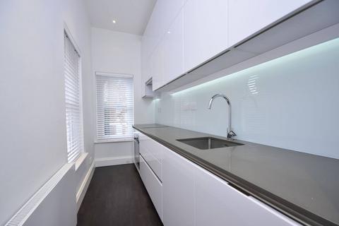 2 bedroom flat to rent, Fitzjohns Avenue, Hampstead, London, NW3