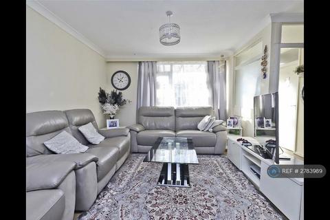 3 bedroom terraced house to rent, Rose Court, Pinner, HA5