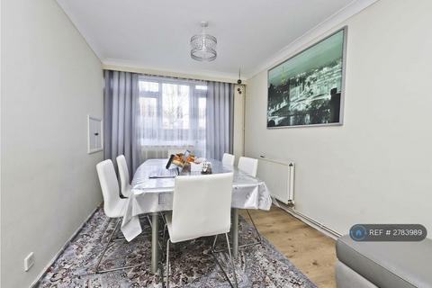 3 bedroom terraced house to rent, Rose Court, Pinner, HA5