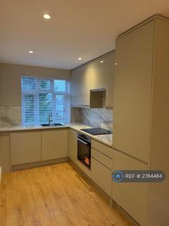 2 bedroom flat to rent, High Road, London, N12