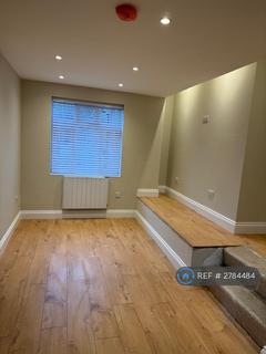 2 bedroom flat to rent, High Road, London, N12