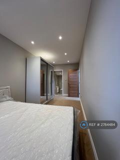 2 bedroom flat to rent, High Road, London, N12