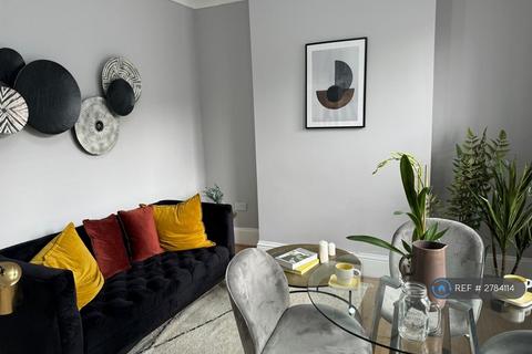 2 bedroom flat to rent, Tennyson St, London, SW8