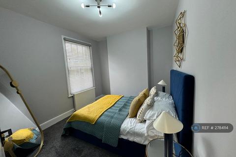 2 bedroom flat to rent, Tennyson St, London, SW8