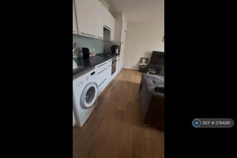 3 bedroom flat to rent, Cherwell House, London, SW17