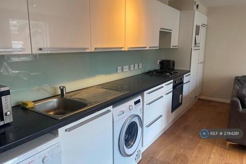 3 bedroom flat to rent, Cherwell House, London, SW17