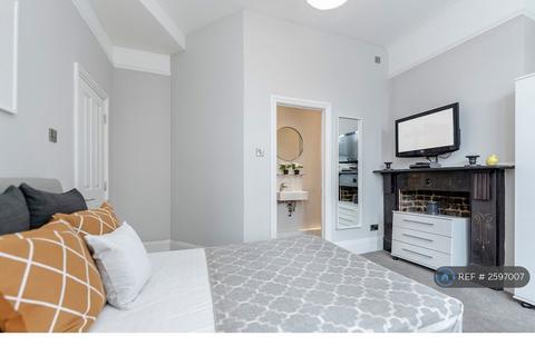 1 bedroom in a house share to rent, Grantham Road, London, SW9