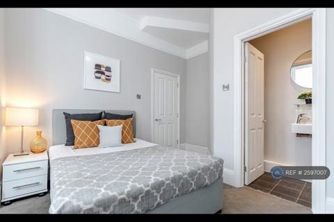 1 bedroom in a house share to rent, Grantham Road, London, SW9