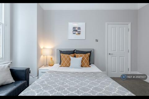 1 bedroom in a house share to rent, Grantham Road, London, SW9