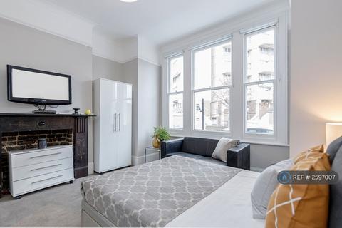 1 bedroom in a house share to rent, Grantham Road, London, SW9