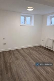 Studio to rent, Edgware Road, London, NW2