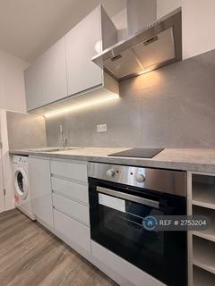 Studio to rent, Edgware Road, London, NW2