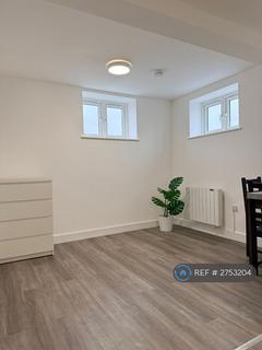 Studio to rent, Edgware Road, London, NW2