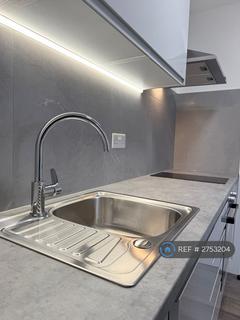 Studio to rent, Edgware Road, London, NW2