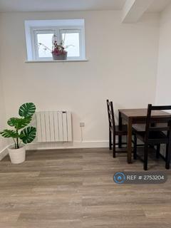 Studio to rent, Edgware Road, London, NW2