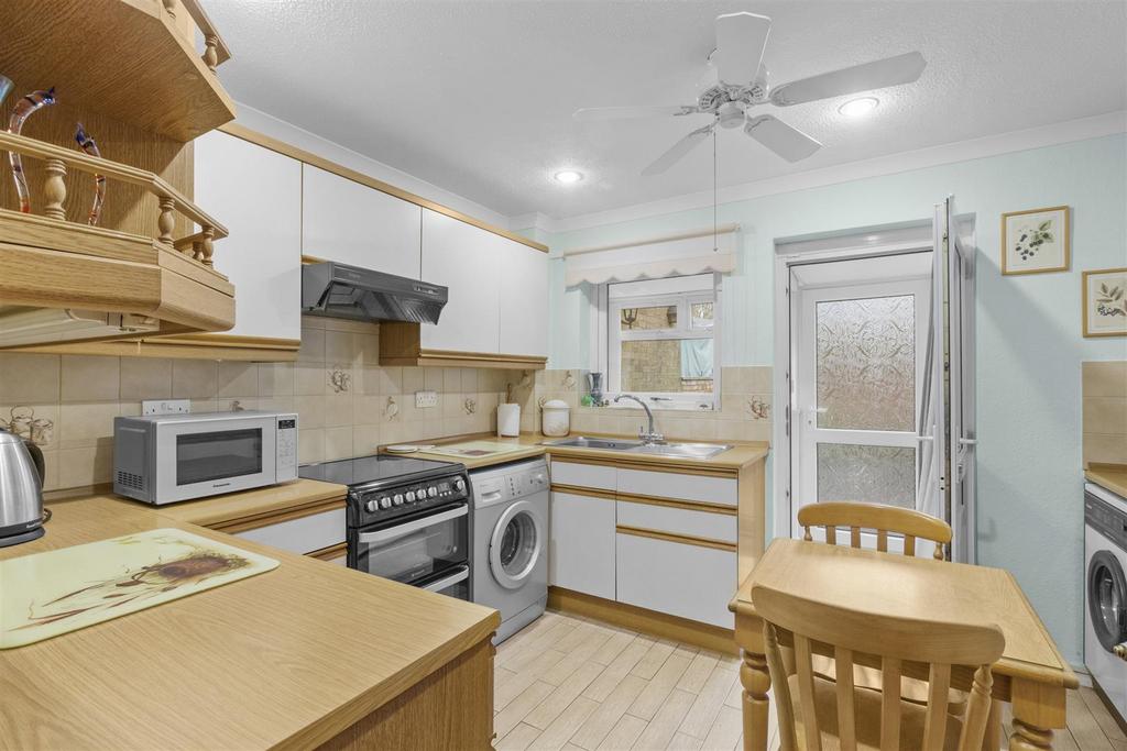 149 Hithercroft Rd, HP13 5 RB-9.jpg