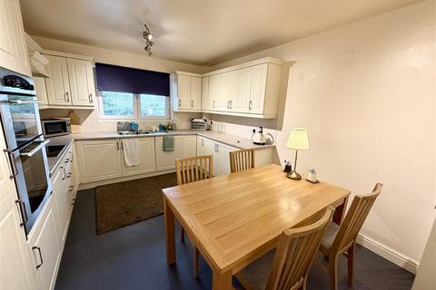 2 bedroom flat for sale, Ravenscliffe Close, Skircoat Green, Halifax