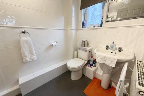 2 bedroom flat for sale, Ravenscliffe Close, Skircoat Green, Halifax