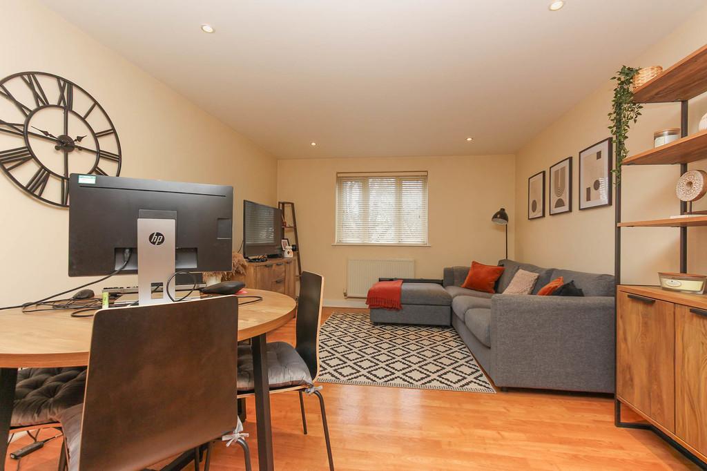 Lounge/Dining Area