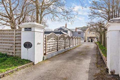 5 bedroom detached house to rent, Hankham Place, Stone Cross