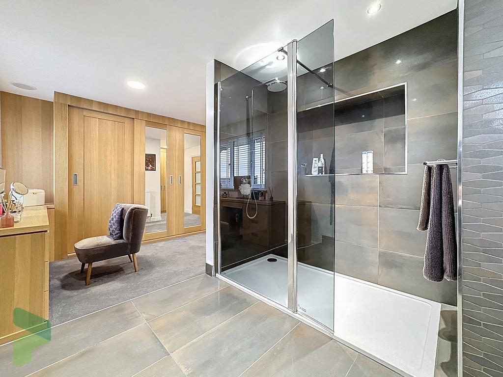 Primary en suite and dressing room