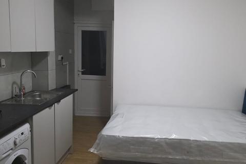 Terraced house to rent, Staines Road West, Ashford, TW15