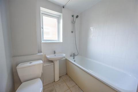 2 bedroom apartment for sale, ST. LAWRENCE GARDENS, Leigh-On-Sea