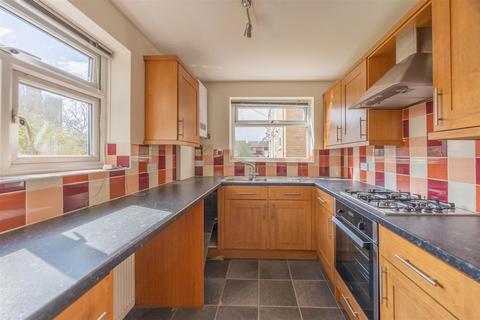 2 bedroom apartment for sale, ST. LAWRENCE GARDENS, Leigh-On-Sea