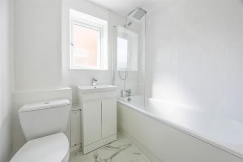 2 bedroom apartment for sale, ST. LAWRENCE GARDENS, Leigh-On-Sea