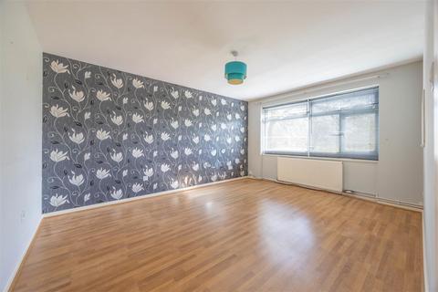 2 bedroom apartment for sale, ST. LAWRENCE GARDENS, Leigh-On-Sea