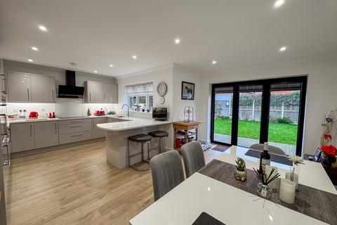 3 bedroom detached house for sale, Greenway, Frinton-on-Sea