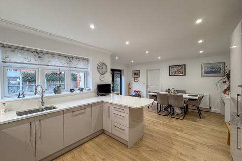 3 bedroom detached house for sale, Greenway, Frinton-on-Sea