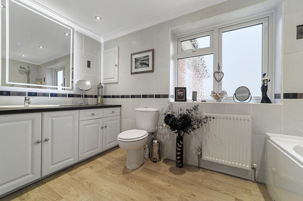 Sunny Mead-bathroom (2)
