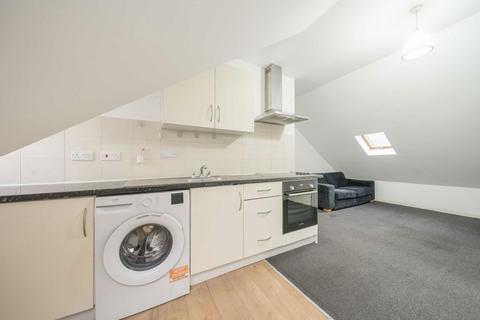 2 bedroom flat to rent, Mountfield Road, London N3