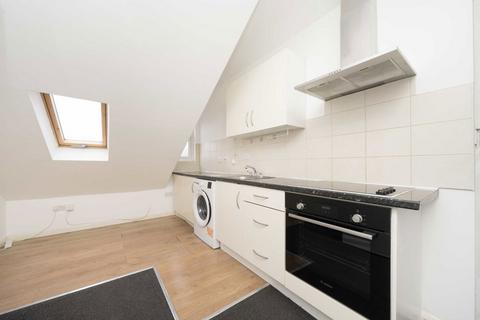 2 bedroom flat to rent, Mountfield Road, London N3