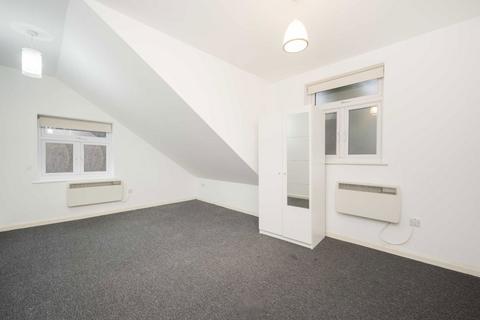2 bedroom flat to rent, Mountfield Road, London N3