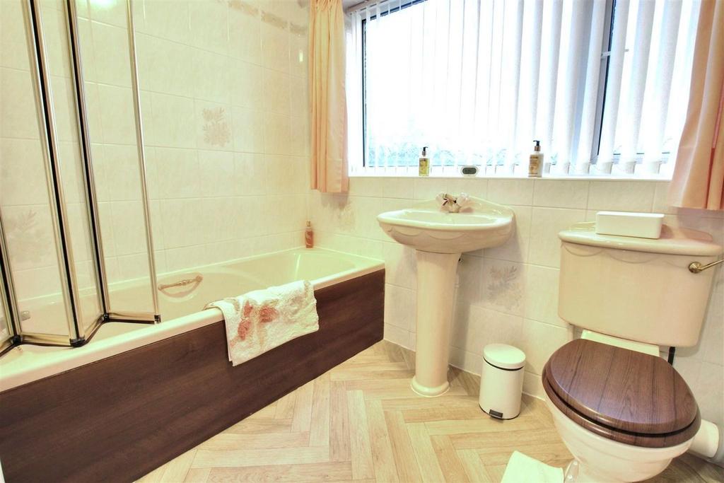 14 West Parklands bathroom.jpg