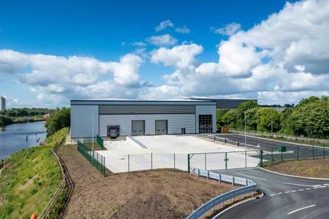 Warehouse to rent, Irlam Wharf Rd Manchester M44 5PN