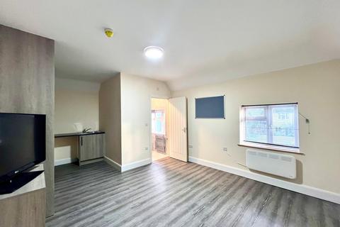 6 bedroom semi-detached house to rent, Worple Avenue, Staines-upon-Thames TW18