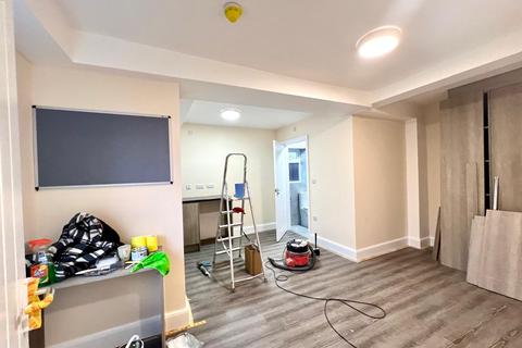 6 bedroom semi-detached house to rent, Worple Avenue, Staines-upon-Thames TW18