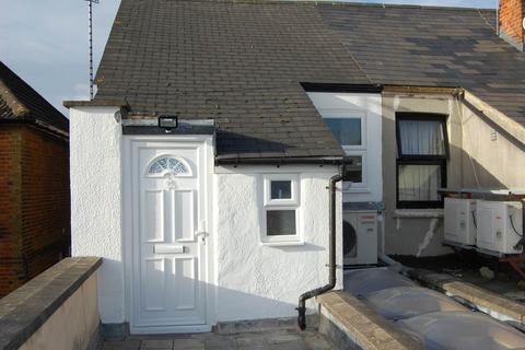 1 bedroom maisonette to rent, ADDLESTONE
