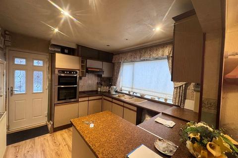 3 bedroom semi-detached house to rent, York Avenue, Huddersfield